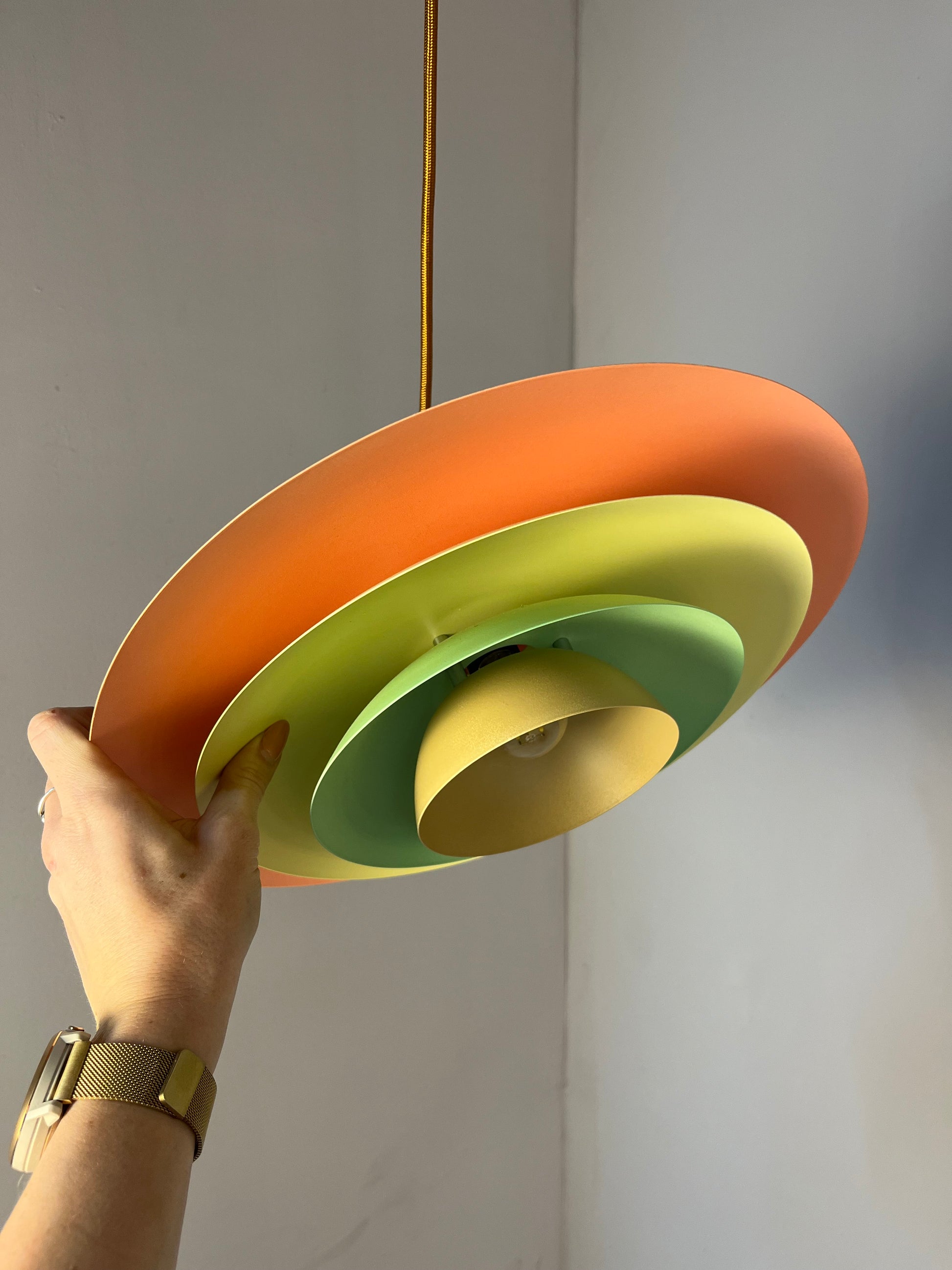 Lamellenlampe neu lackiert peach gelb mint aus Dänemark