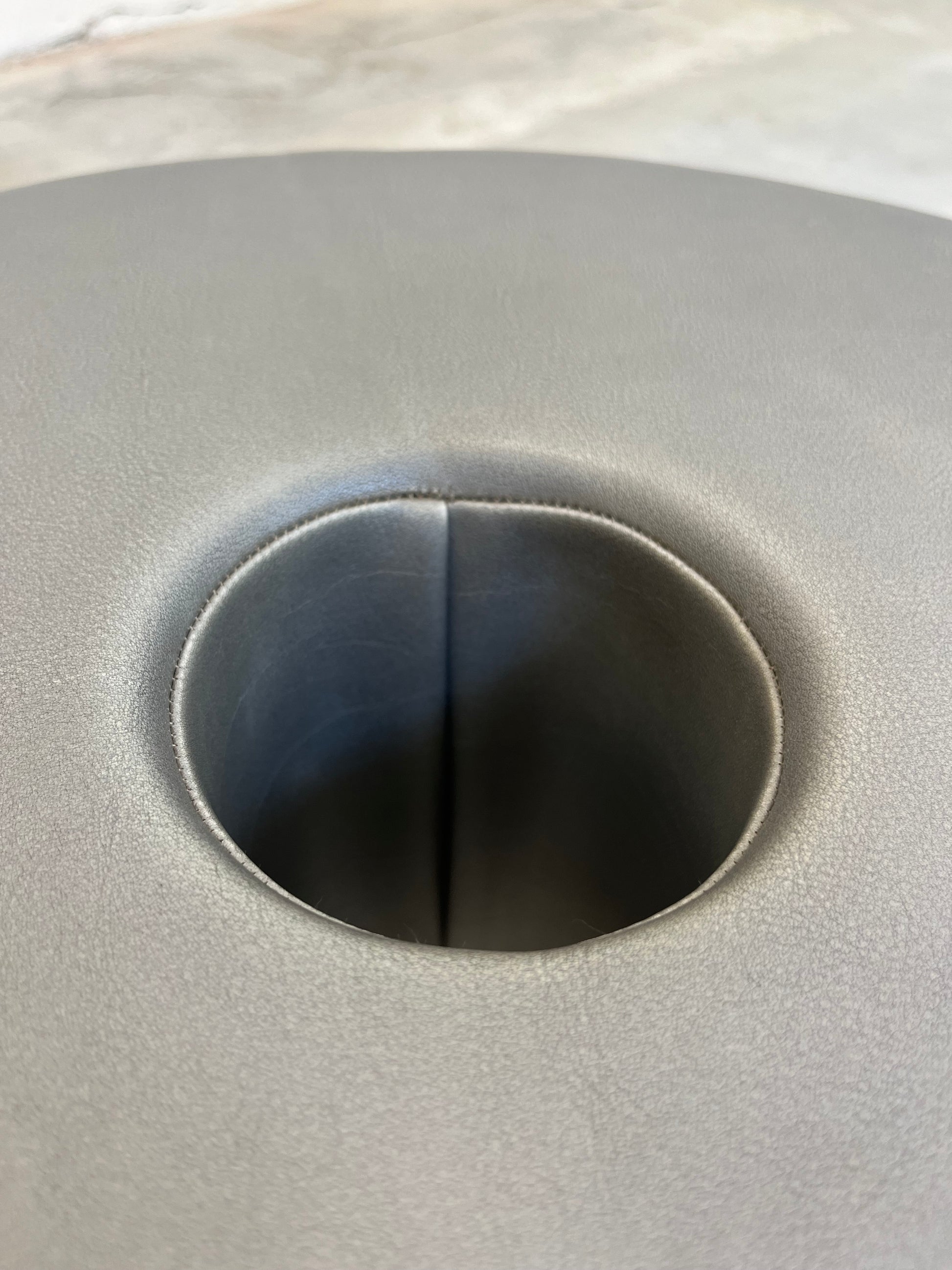 Donut Hocker silbergrau Leder
