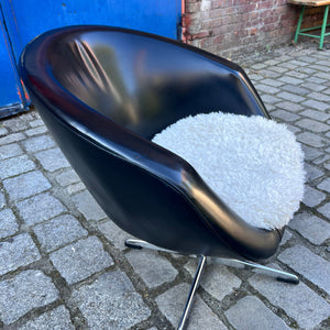 Cocktailsessel Kunstleder mit beigem Fellkissen