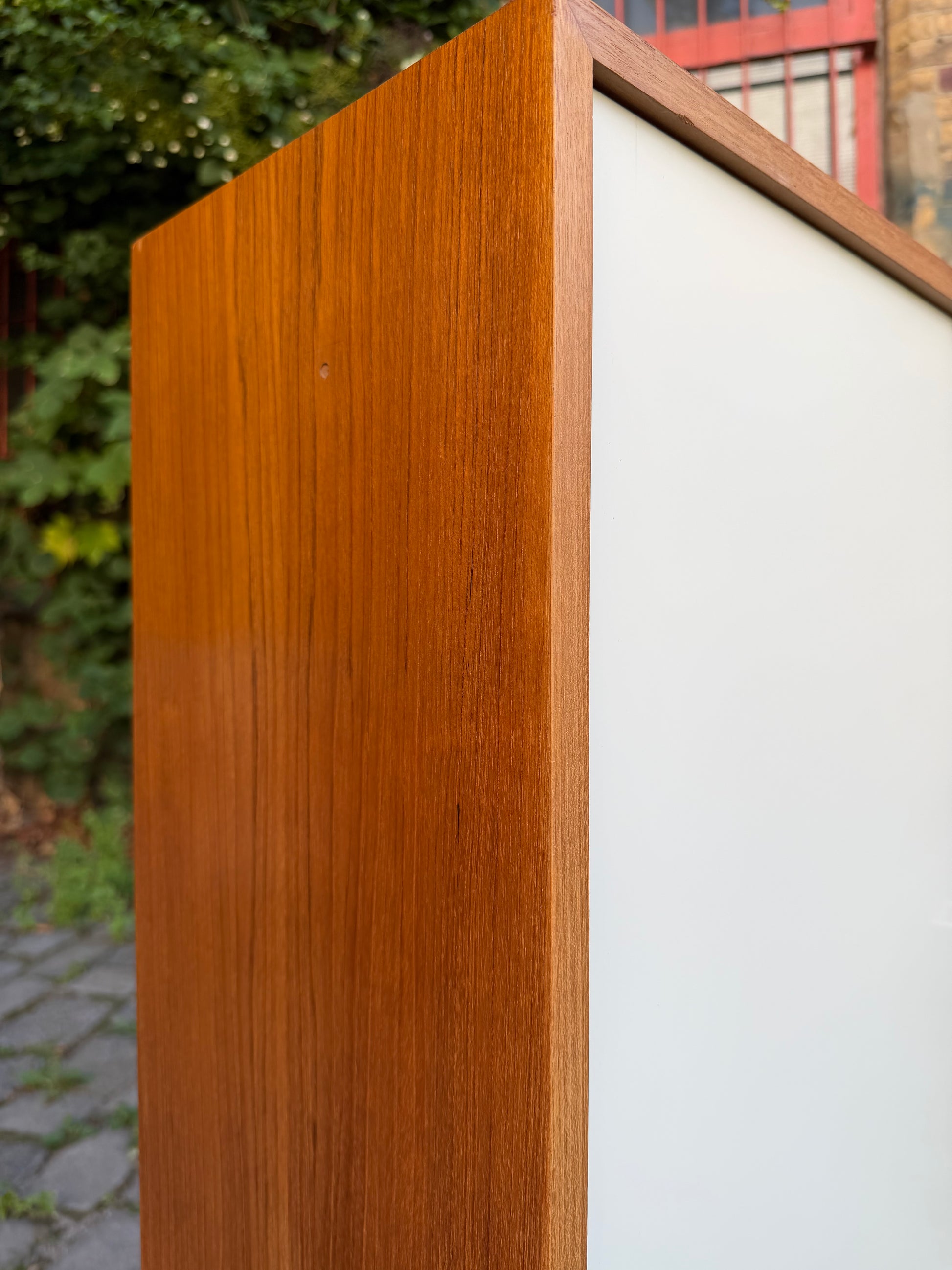 Schrank mit Schloss & neuen Hairpinlegs