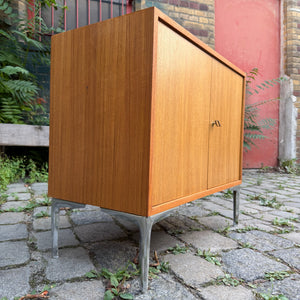 Kleines Sideboard mit Schloss & neuen Chromfüßen