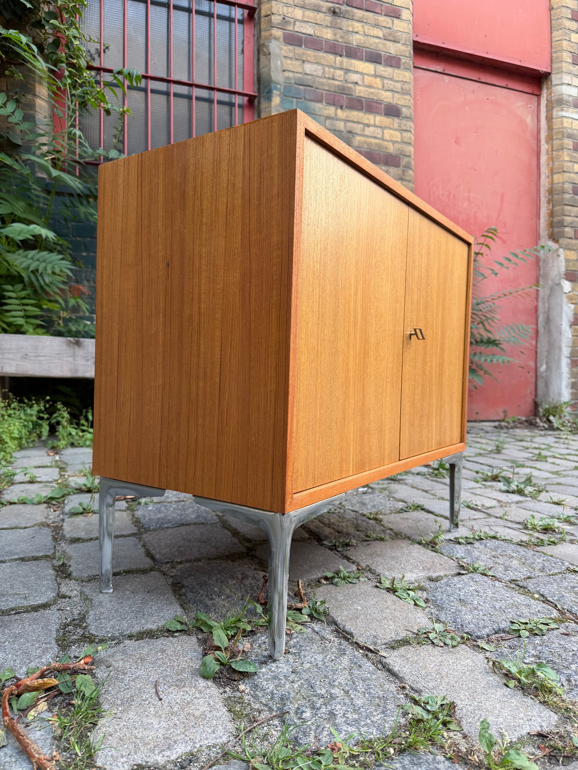 Kleines Sideboard mit Schloss & neuen Chromfüßen