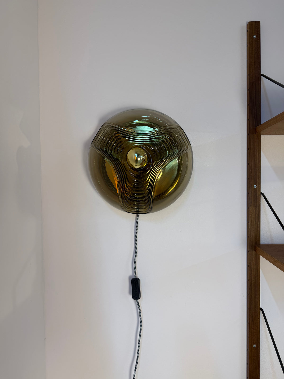 Große Wandlampe Futura Rauchglas Messing von Koch & Lowy für Peill & Putzler