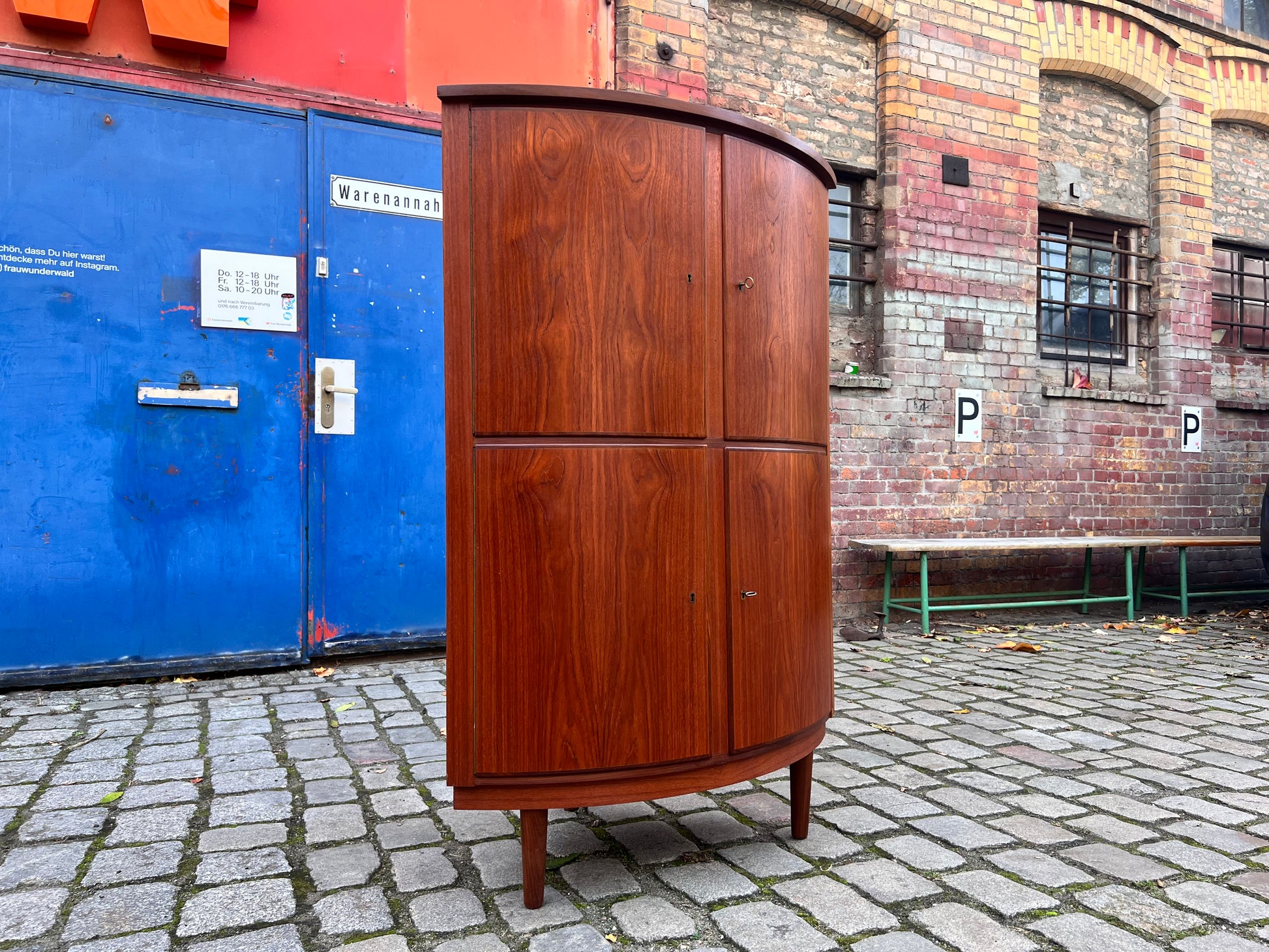 Eckschrank Teak mit Schloss aus Dänemark