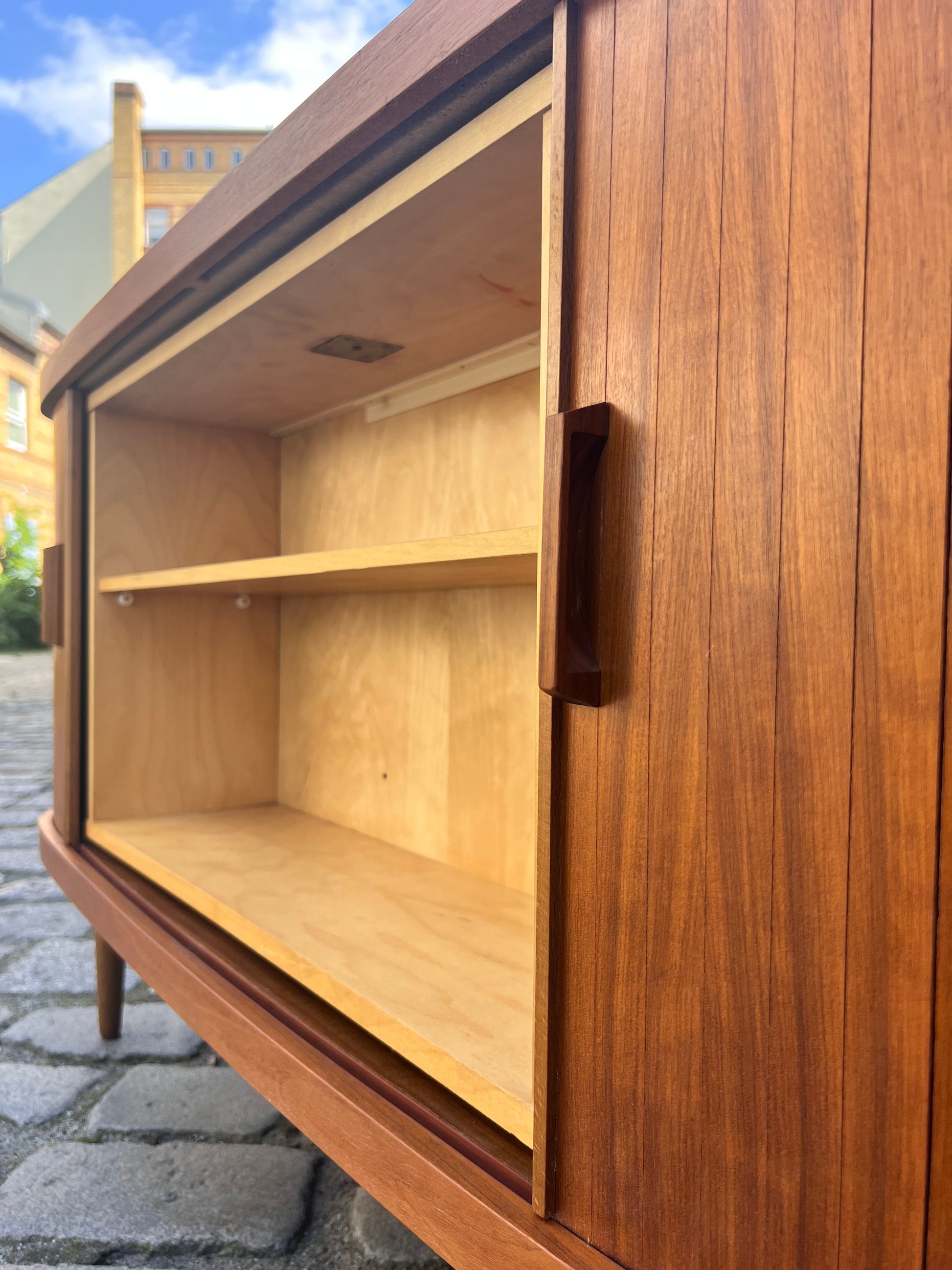 Eckbar Nussbaum mit drehbarem Regal