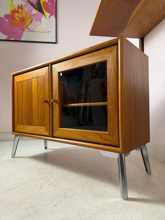 Kleiner Schrank mit Vitrine und Tür links von Dyrlund
