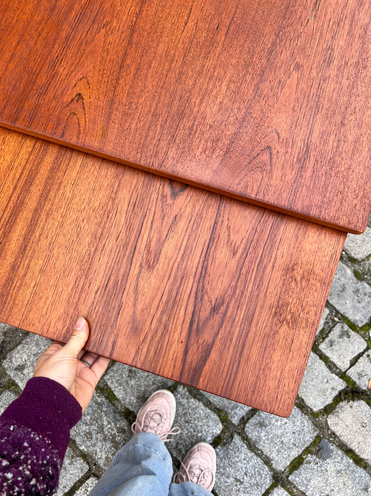 Esstisch Teak ausziehbar mit trapezförmigen Tischblättern