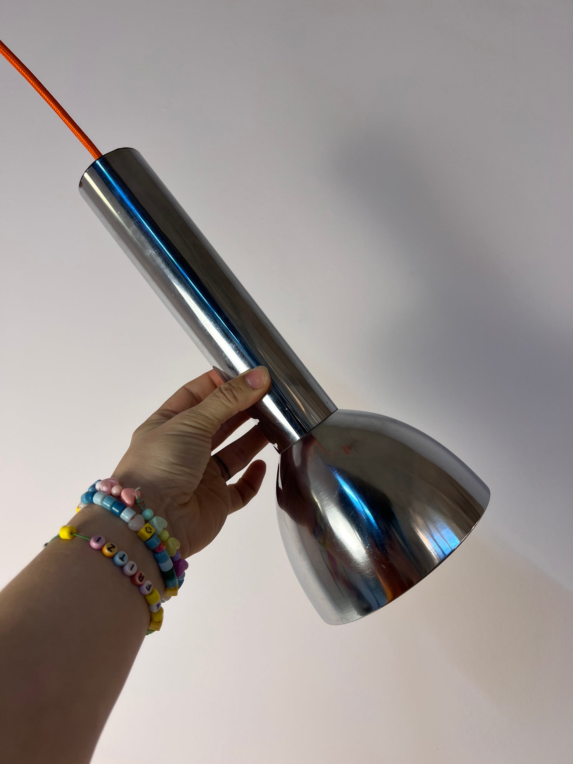 Spotlampe Chrom mit orangem Akzentschirm