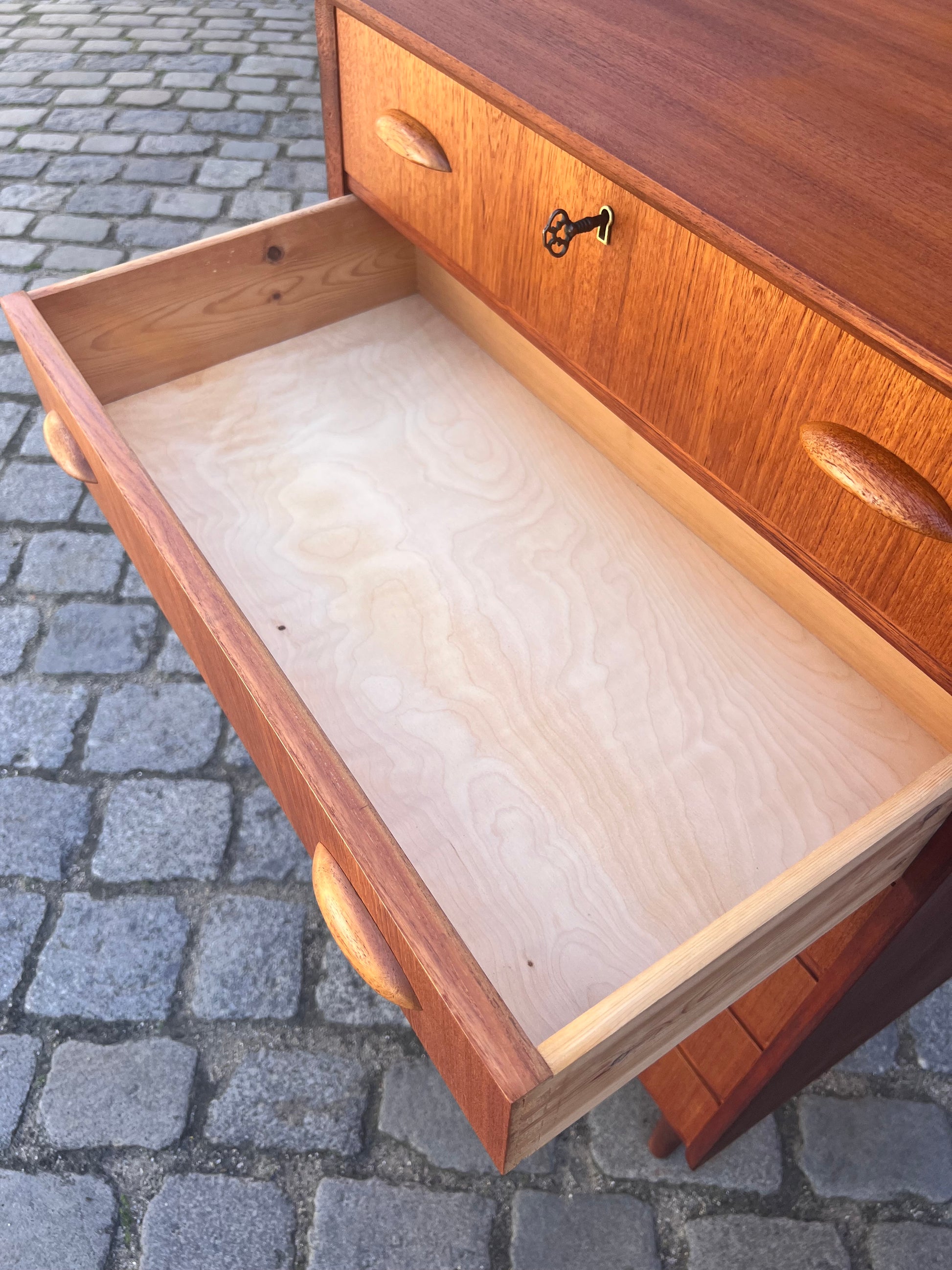 Kommode Teak mit Muschelgriffen aus Dänemark