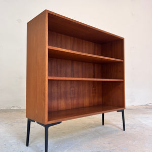 Regal Teak mit neuen Metallfüßen von IDEE Möbel