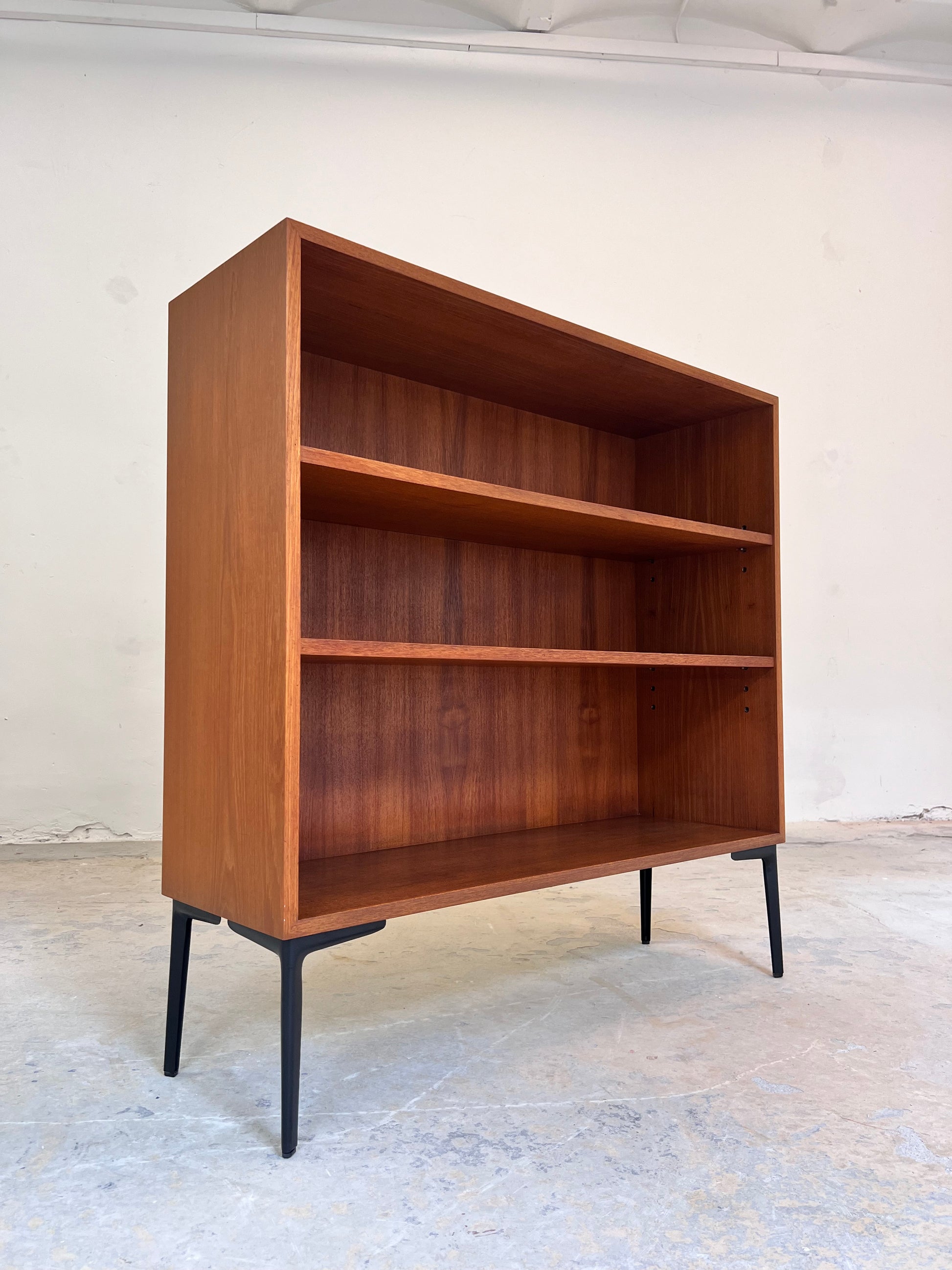 Regal Teak mit neuen Metallfüßen von IDEE Möbel