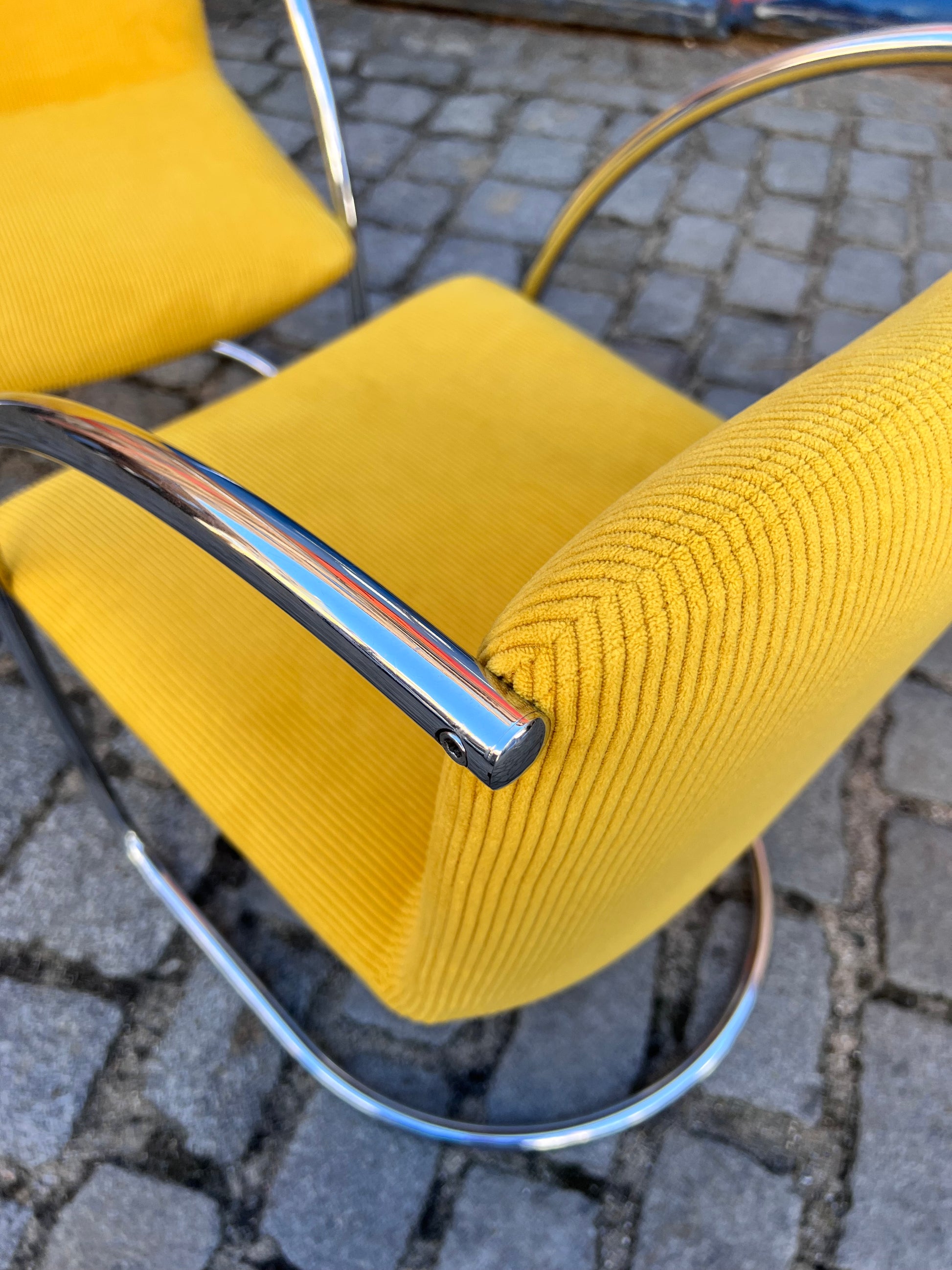 Freischwinger „Lens“ senfgelb Cord & Chrom von Giovanni Offredi für Saporiti Italia