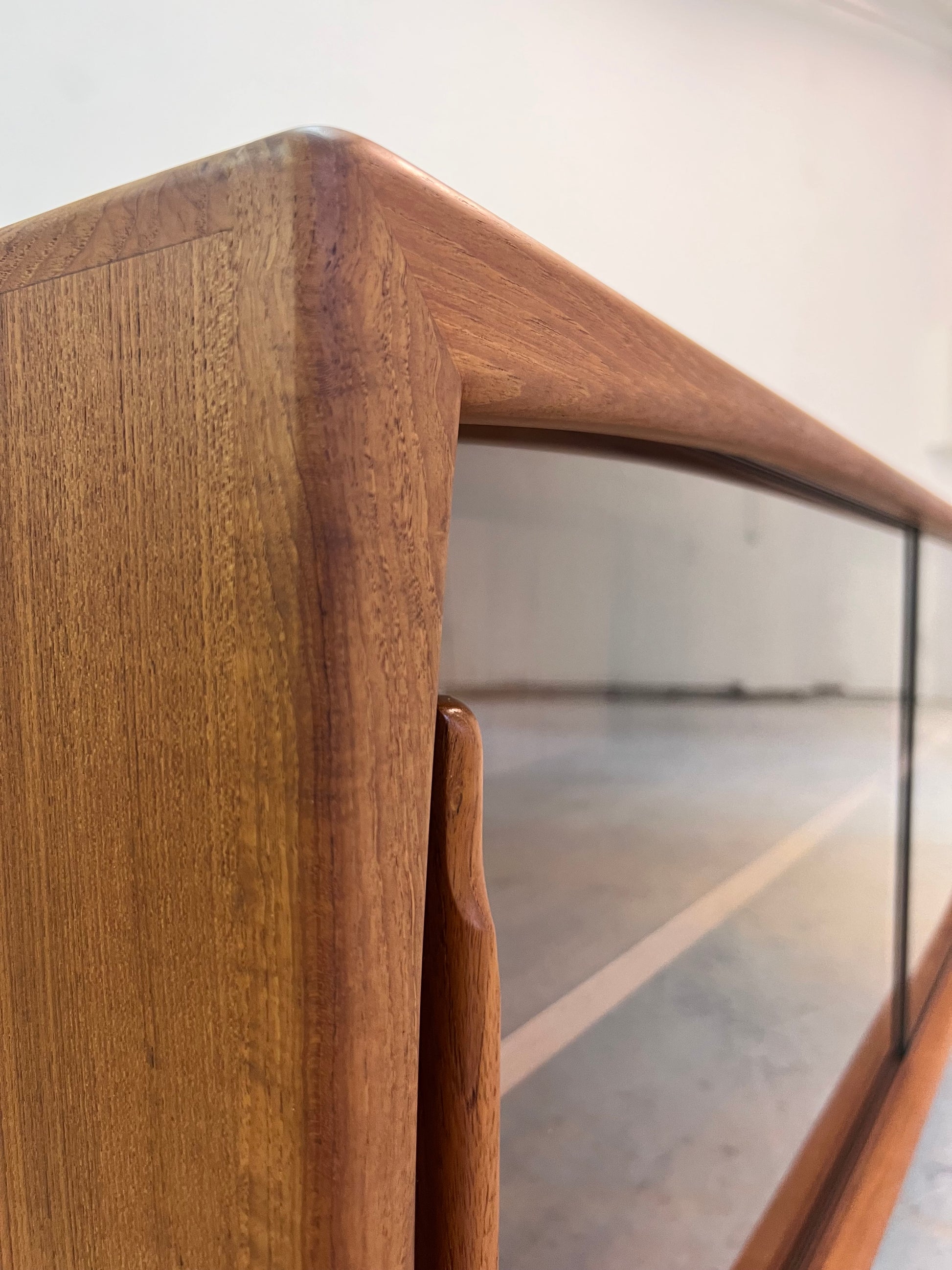 Sideboard Vitrine Teak mit Chromfüßen von Dyrlund