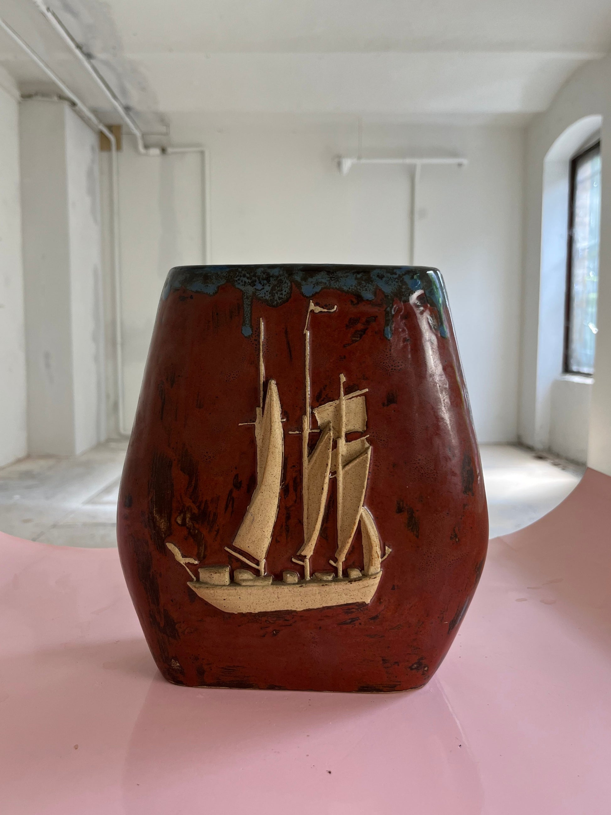 Vase mit Schiff braun Keramik Dänemark