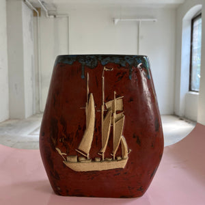Vase mit Schiff braun Keramik Dänemark
