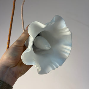 Blumenlampe Milchglas Messing aus Dänemark