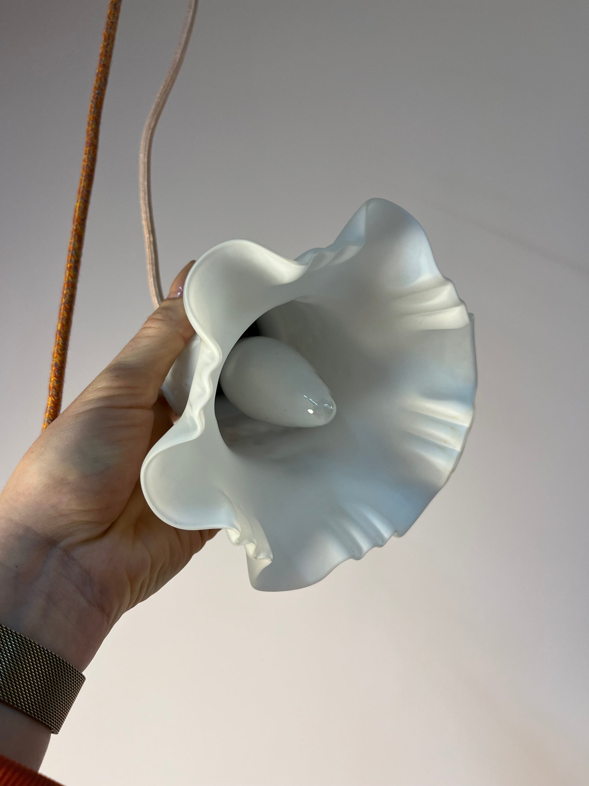 Blumenlampe Milchglas Messing aus Dänemark
