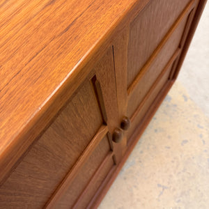 Schrank Teak mit neuen Chromfüßen aus Dänemark
