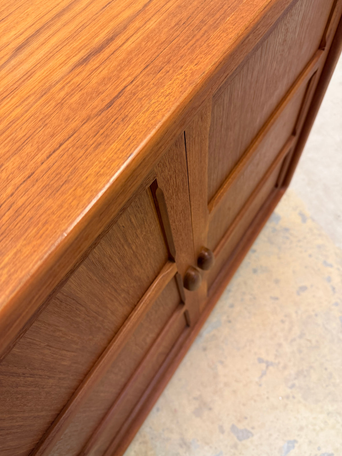 Schrank Teak mit neuen Chromfüßen aus Dänemark