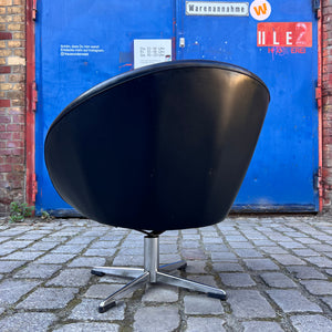 Cocktailsessel Kunstleder mit grauem Fellkissen