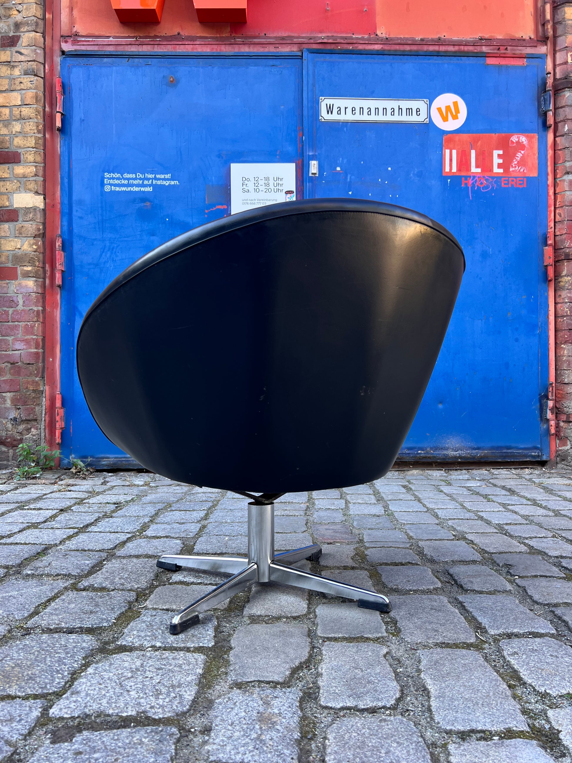Cocktailsessel Kunstleder mit grauem Fellkissen