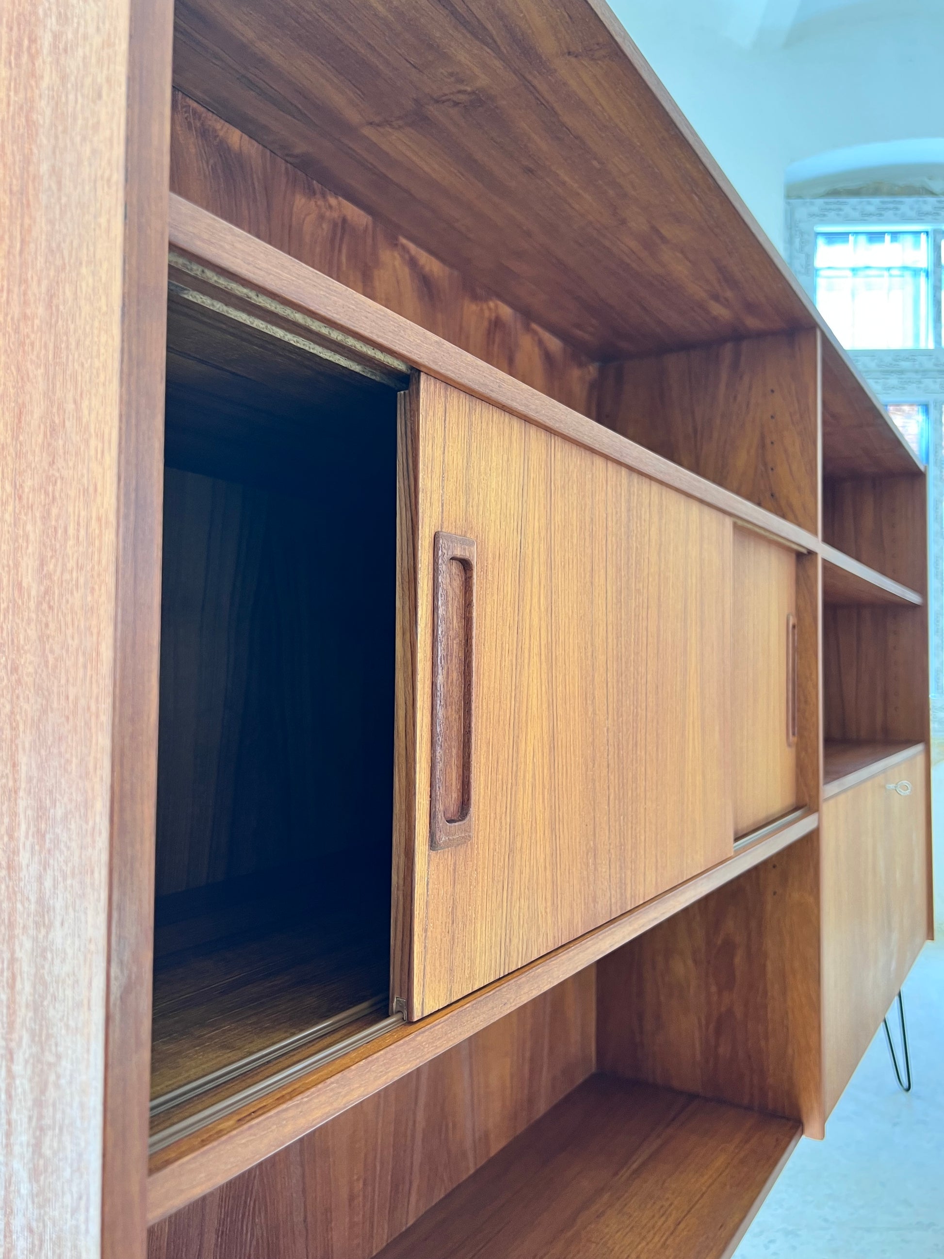 Regal auf Hairpinlegs aus Dänemark