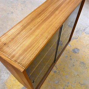 Vitrine / Bücherregal mit Glastüren Typ 605 auf Hairpinlegs von Herbert Eilenberg für Hellerau