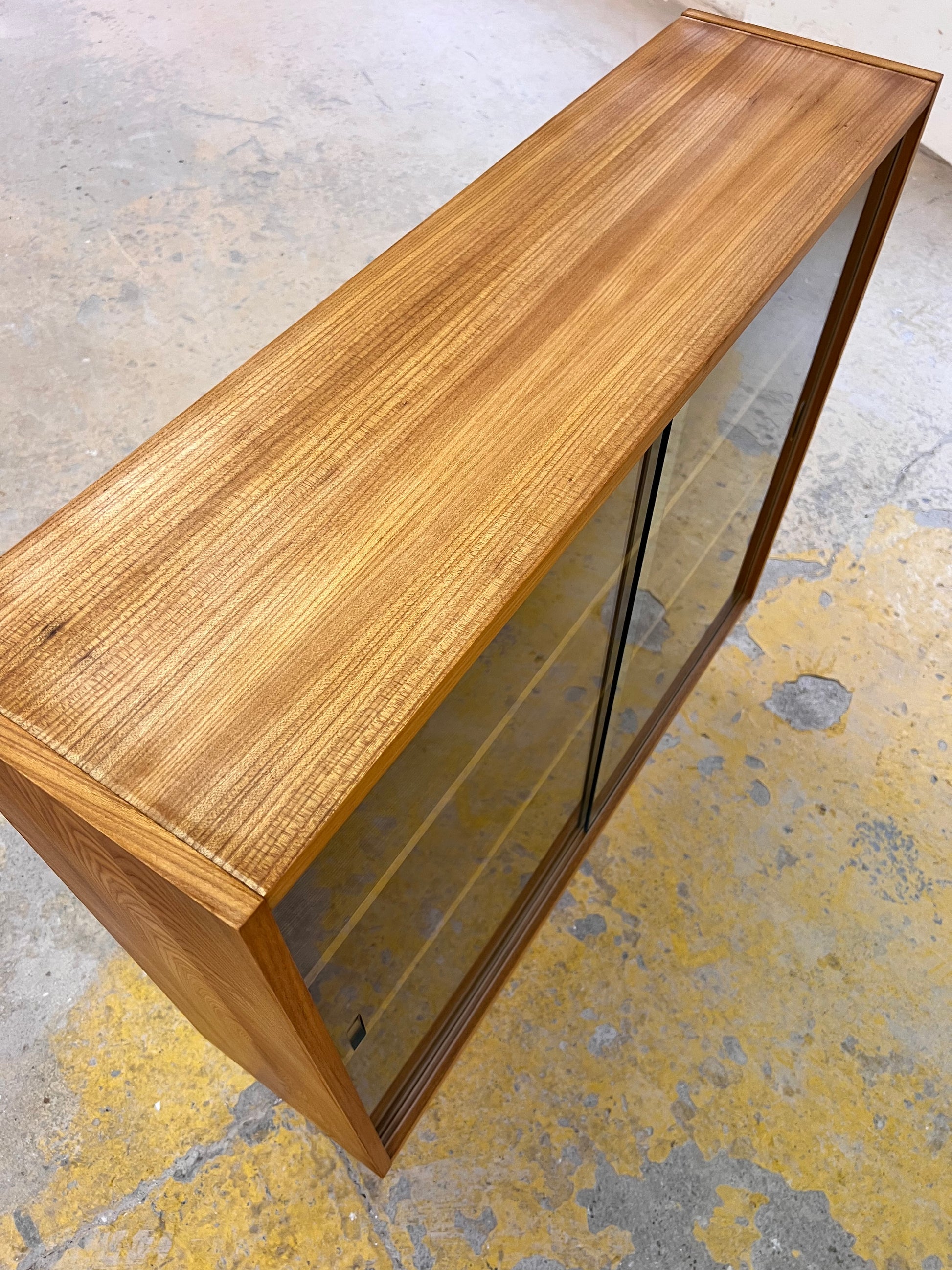 Vitrine / Bücherregal mit Glastüren Typ 605 auf Hairpinlegs von Herbert Eilenberg für Hellerau