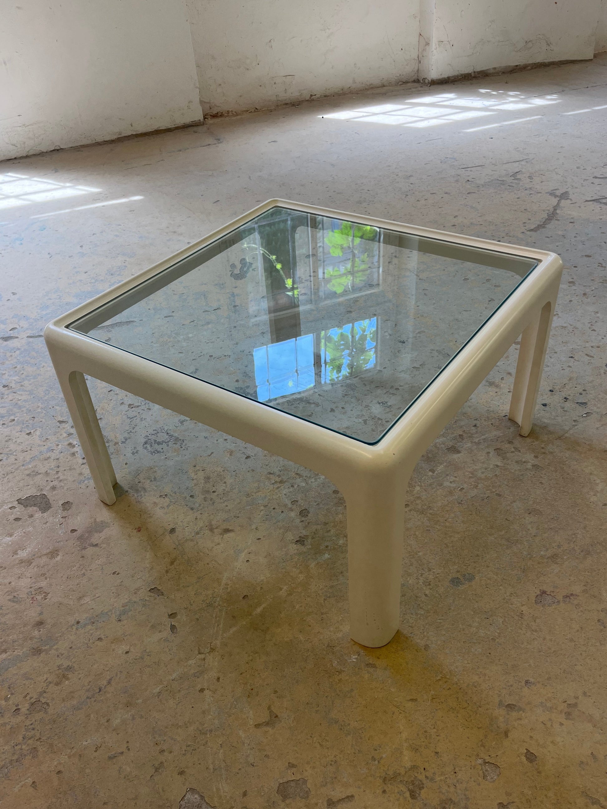 Quadratischer Couchtisch weiß Glas von Peter Ghyczy für Horn Collection