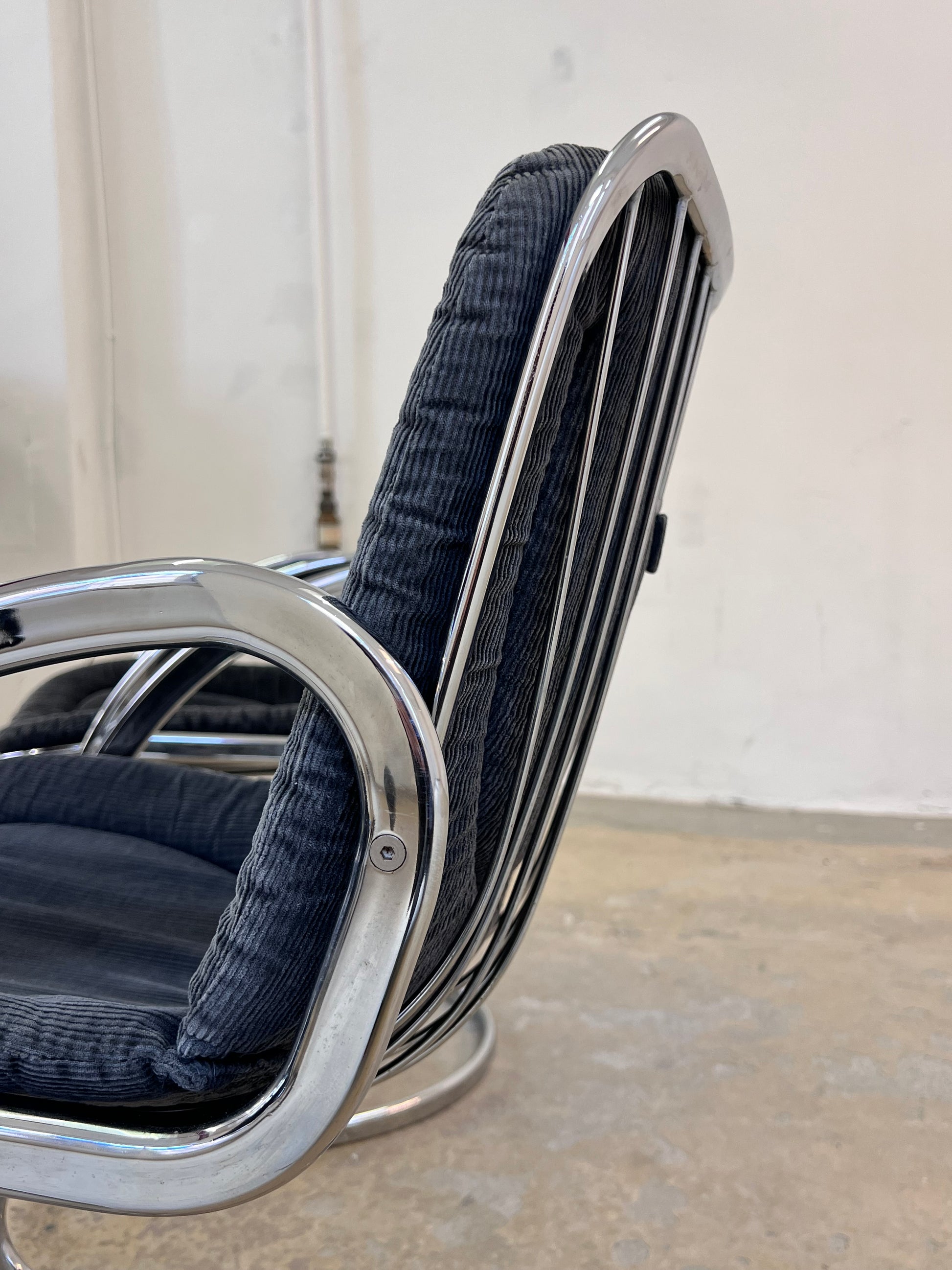 Freischwinger grau Cord Chrom von Gastone Rinaldi