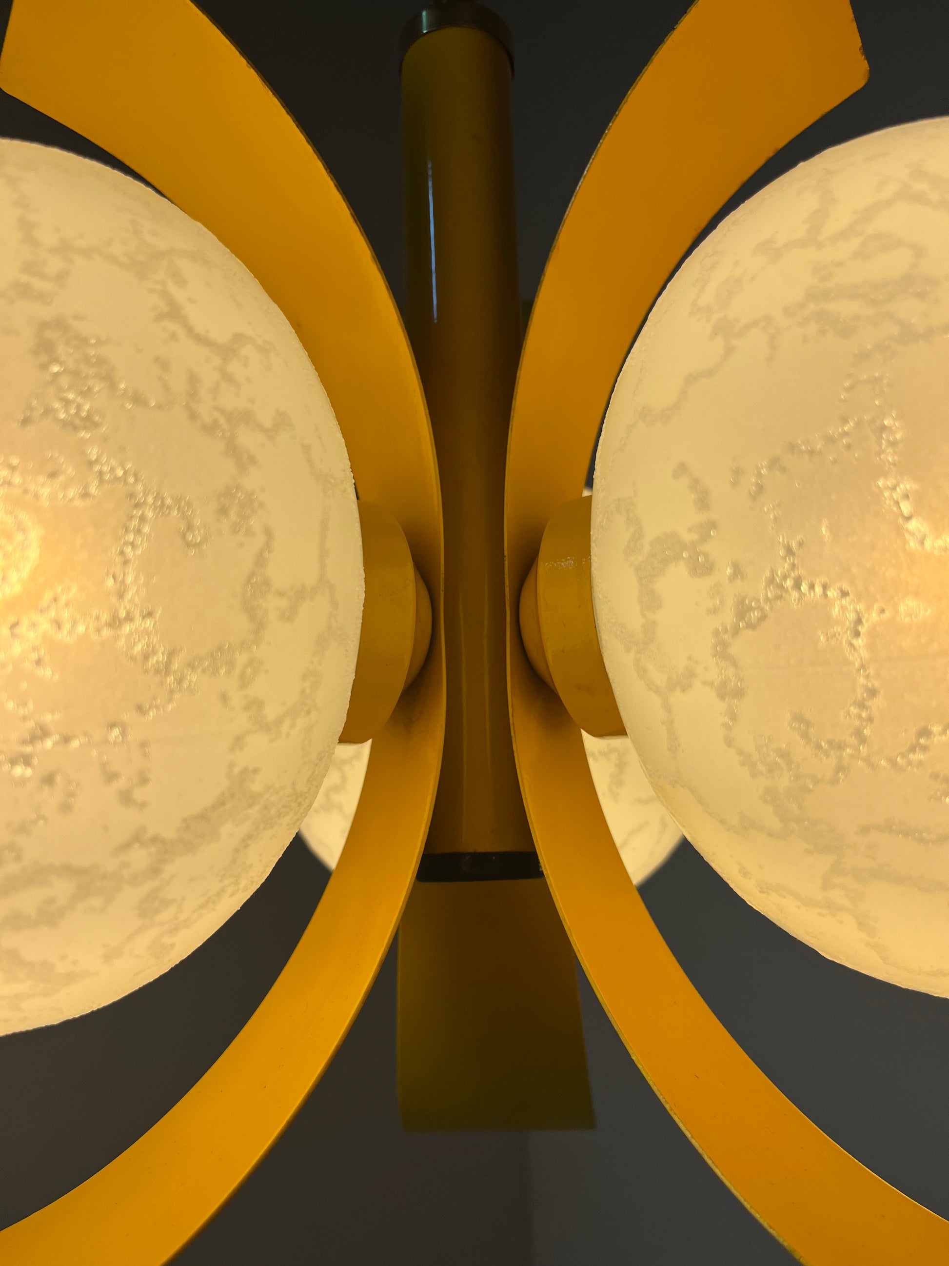 Hängelampe gelb weiß von Richard Essig