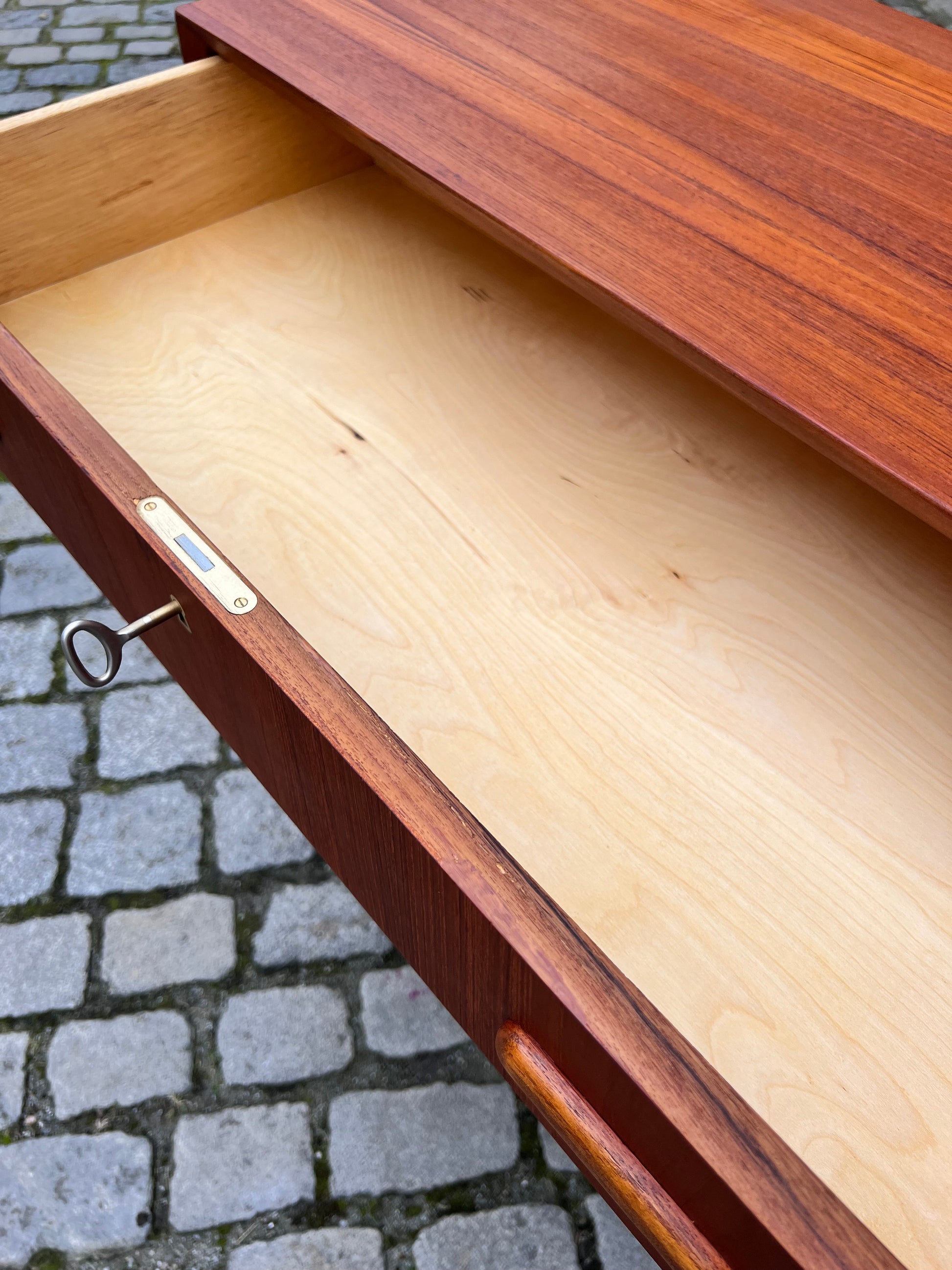 Kommode Teak mit Schloss aus Dänemark