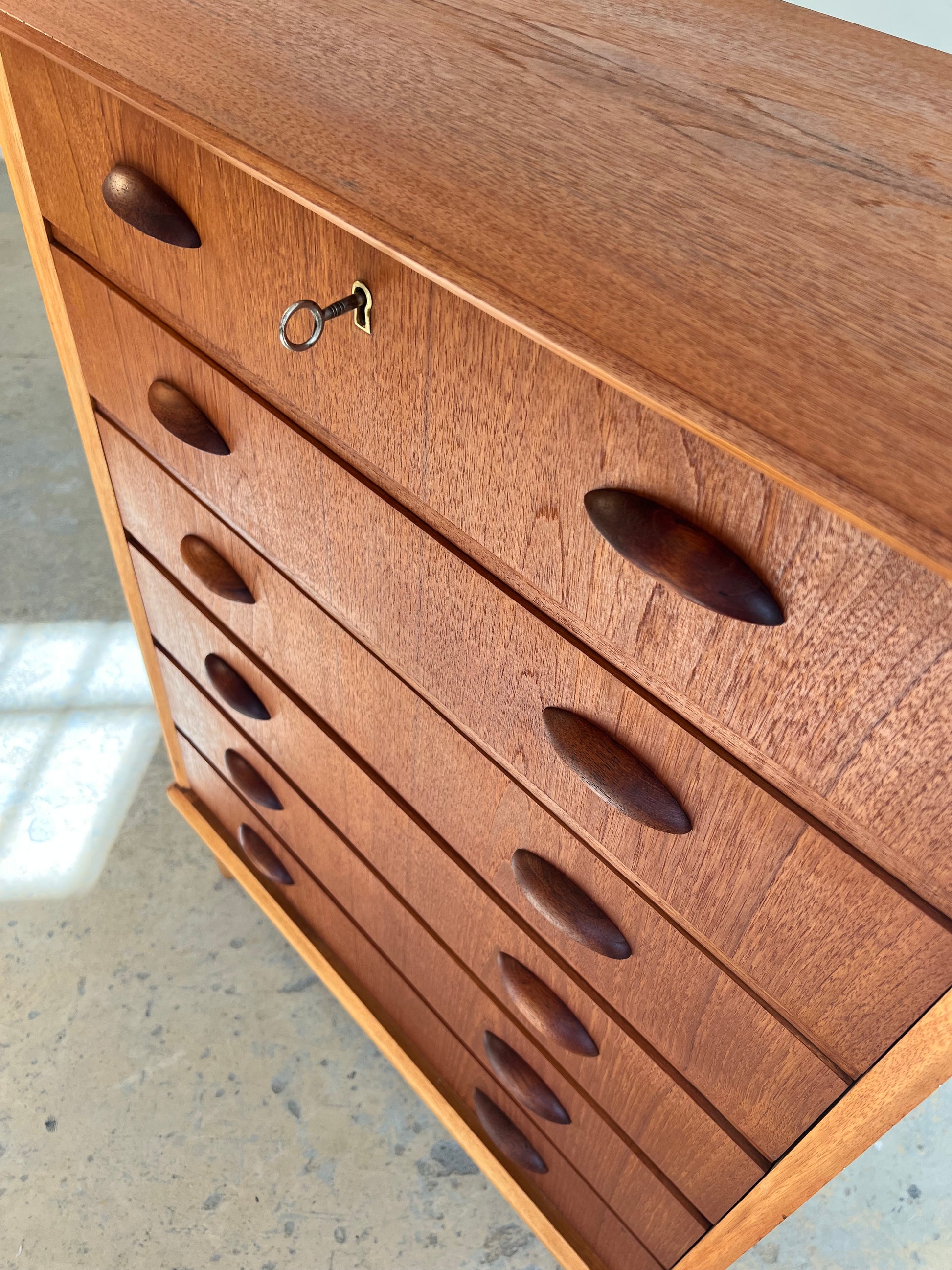 Kommode Teak mit Details in Eiche & Muschelgriffen aus Dänemark