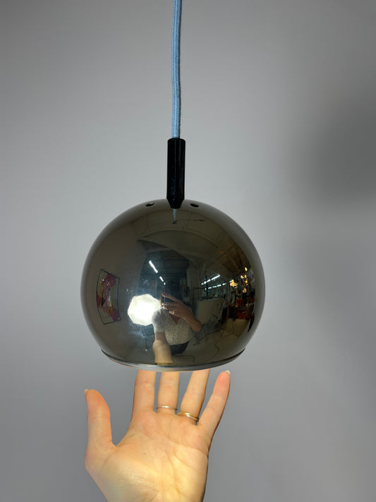 Kugellampe Chrom mit schwarzer Zugentlastung