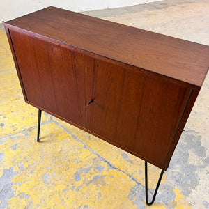 Schmale Kommode Teak auf Hairpinlegs aus Dänemark