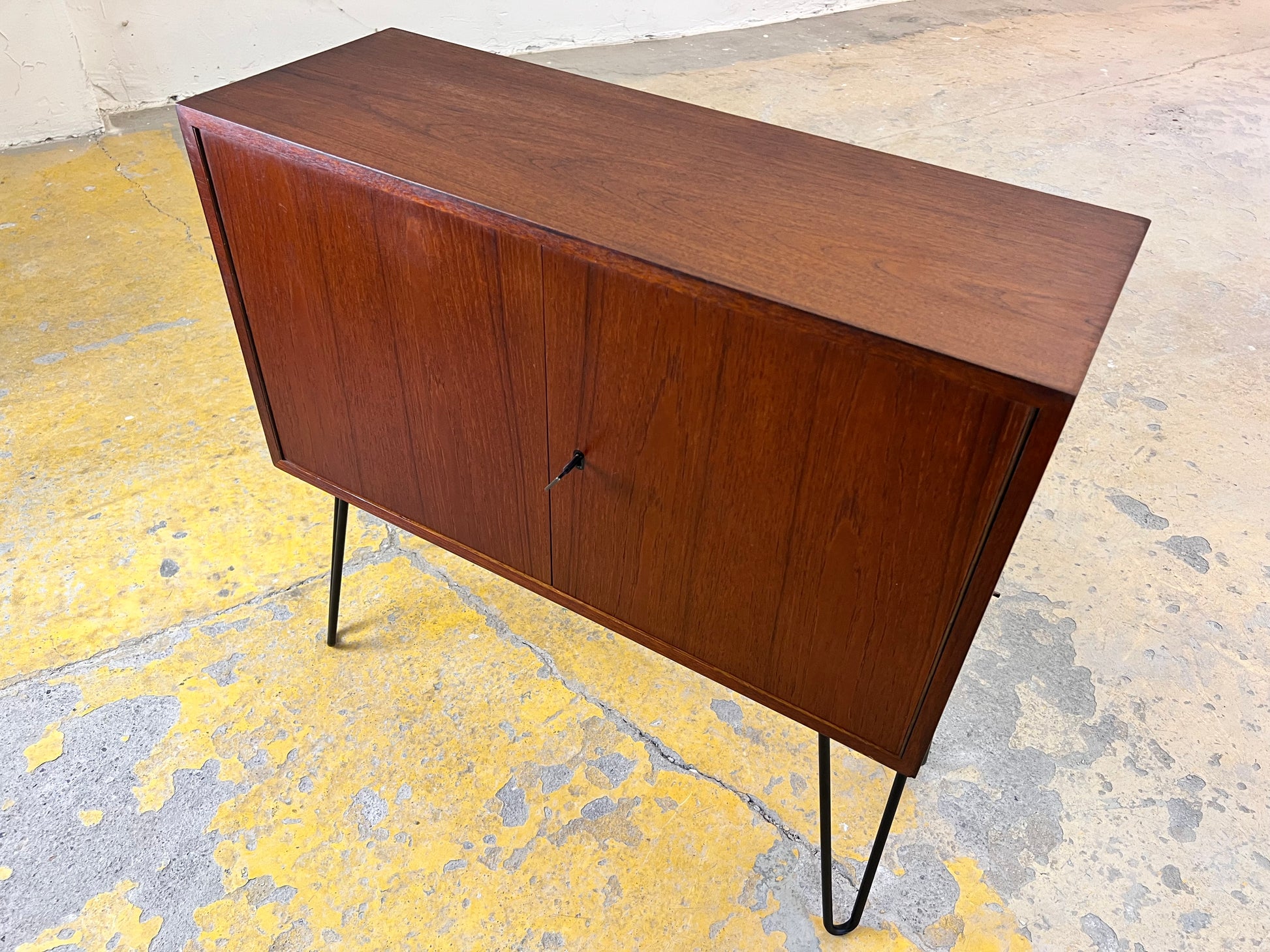 Schmale Kommode Teak auf Hairpinlegs aus Dänemark