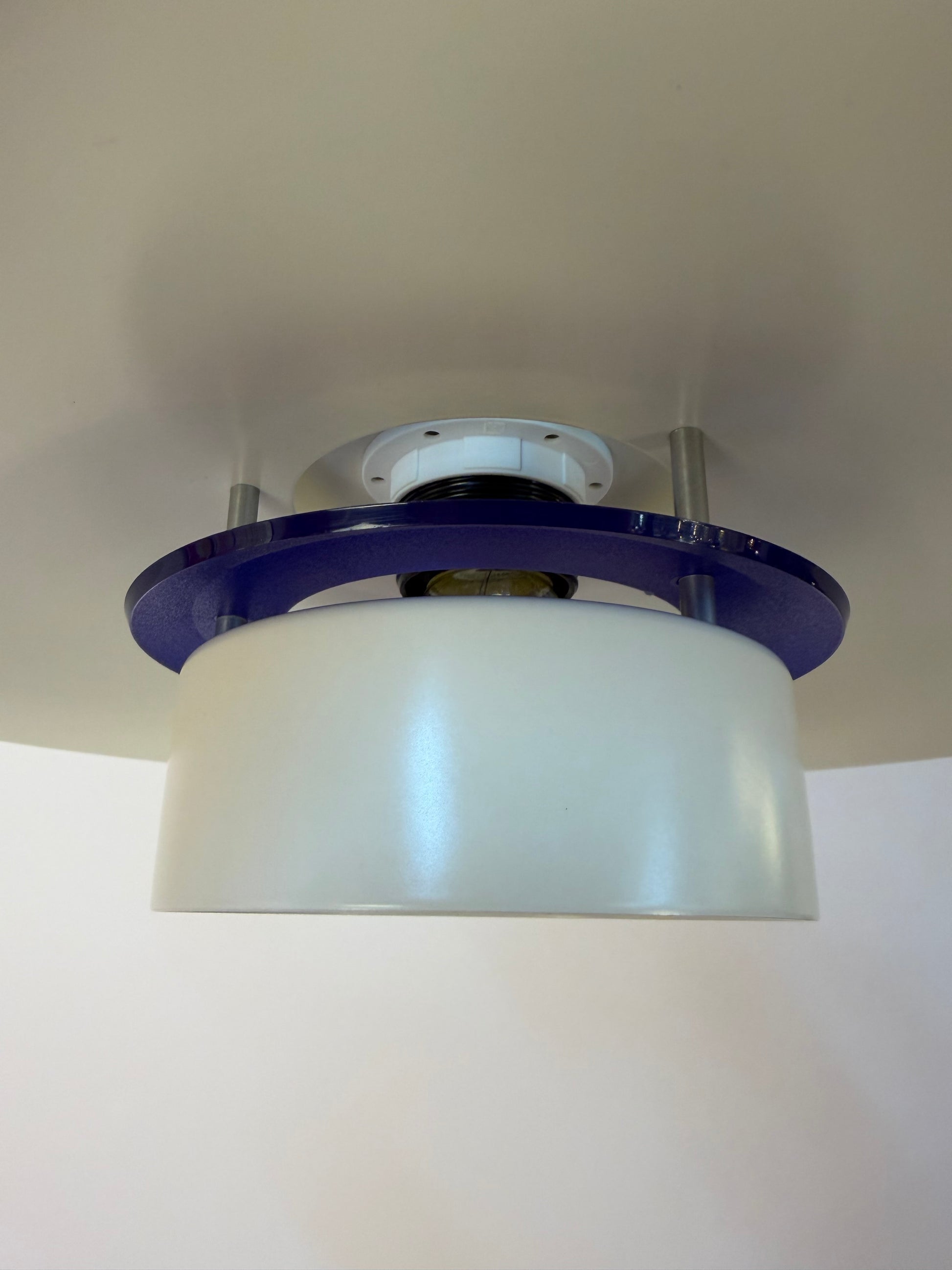 Lammellenlampe weiß mit blauem Akzent aus Dänemark