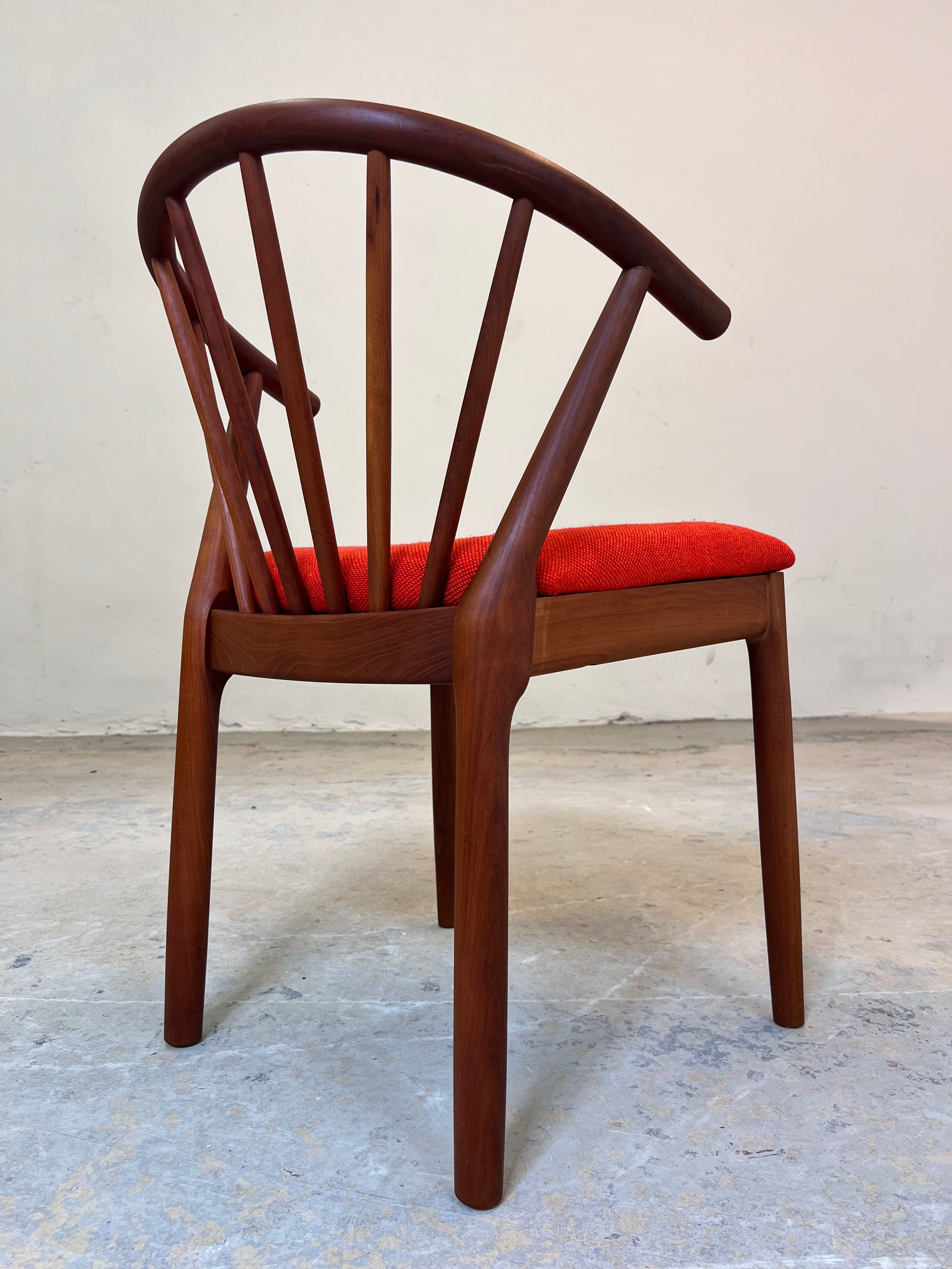 Armlehnstuhl Teak mit orangem Polster von J. L. Møllers Møbelfabrik