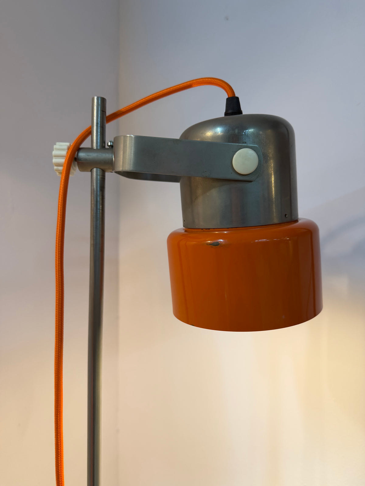Stehlampe orange Chrom von AKA Werke