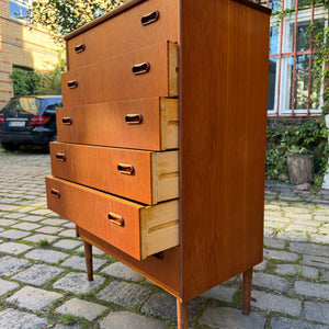 Kommode Teak mit Griffmulden von Kværndrup Møbelfabrik