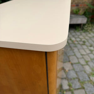 Kleiderschrank Ahorn mit cremefarbener Deckplatte
