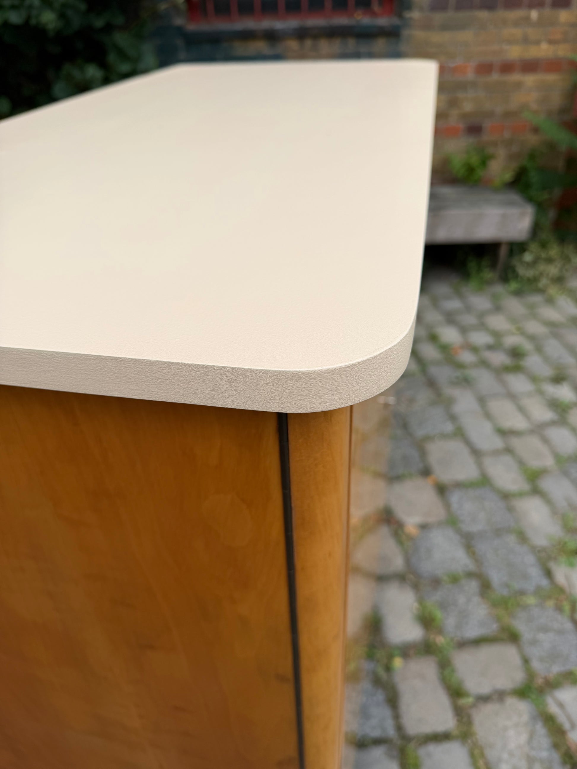 Kleiderschrank Ahorn mit cremefarbener Deckplatte