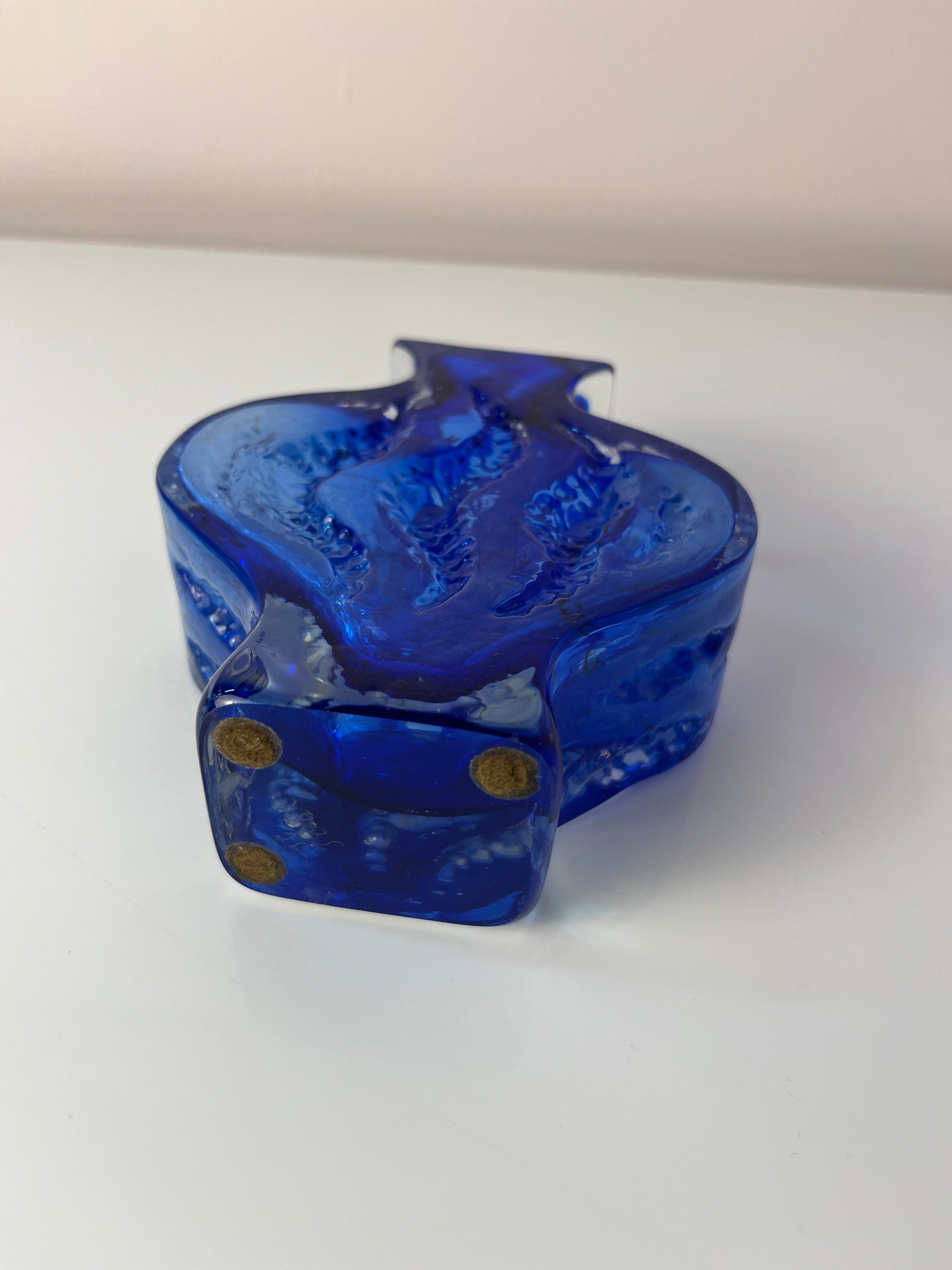 Vase blau mit Gravur von Ingrid Glas