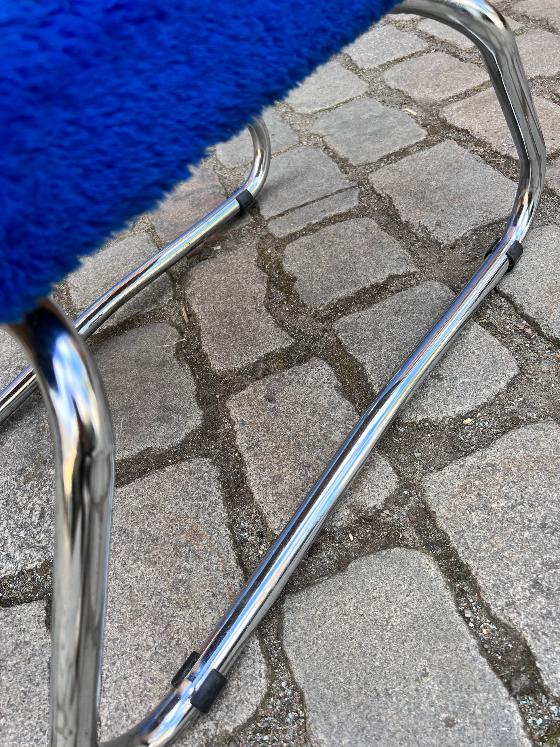 Hocker königsblau Chrom mit Tritt