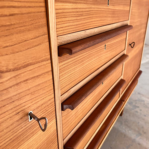 Sideboard Esche mit Schranktüren und Schubladen