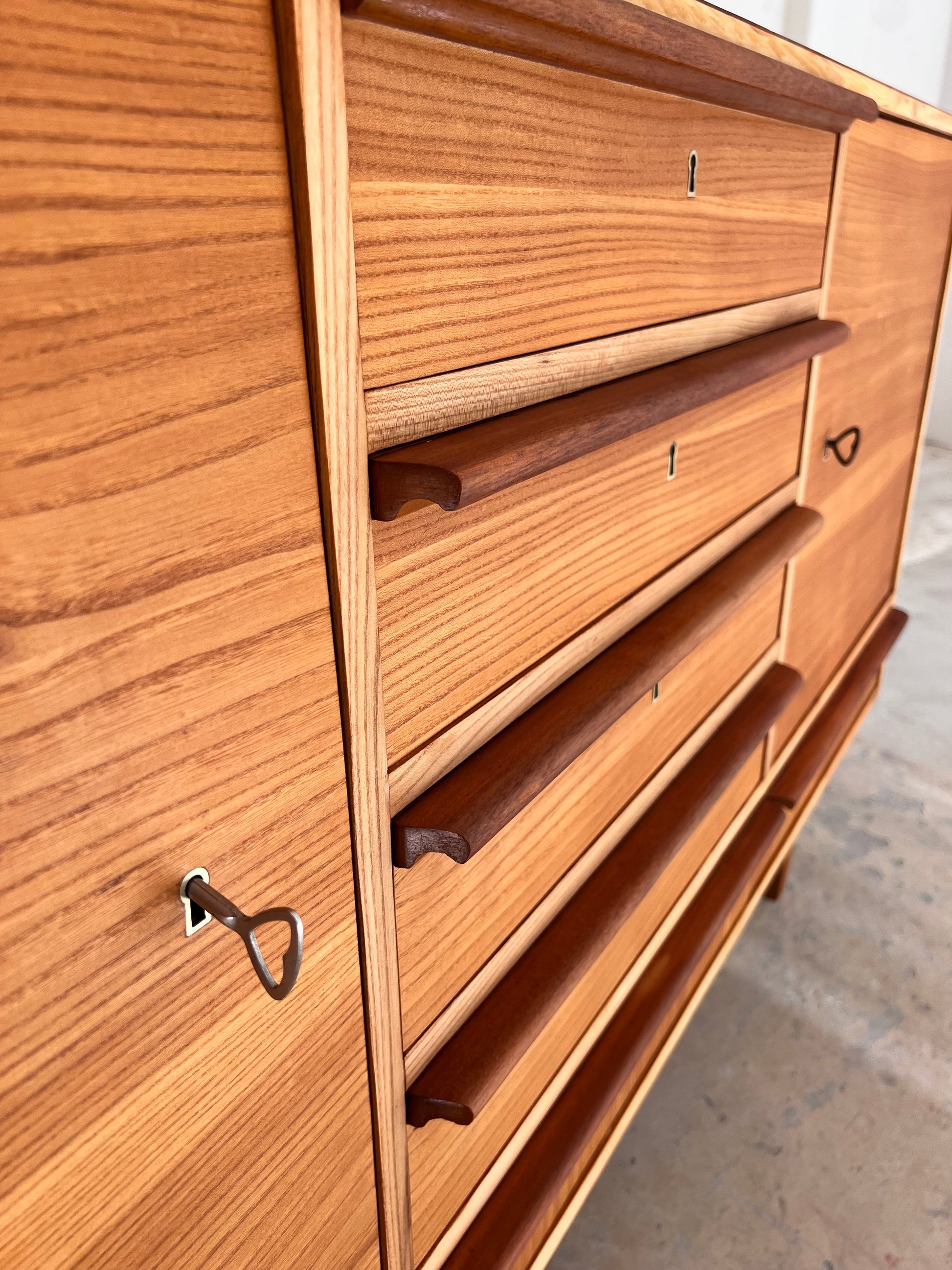 Sideboard Esche mit Schranktüren und Schubladen