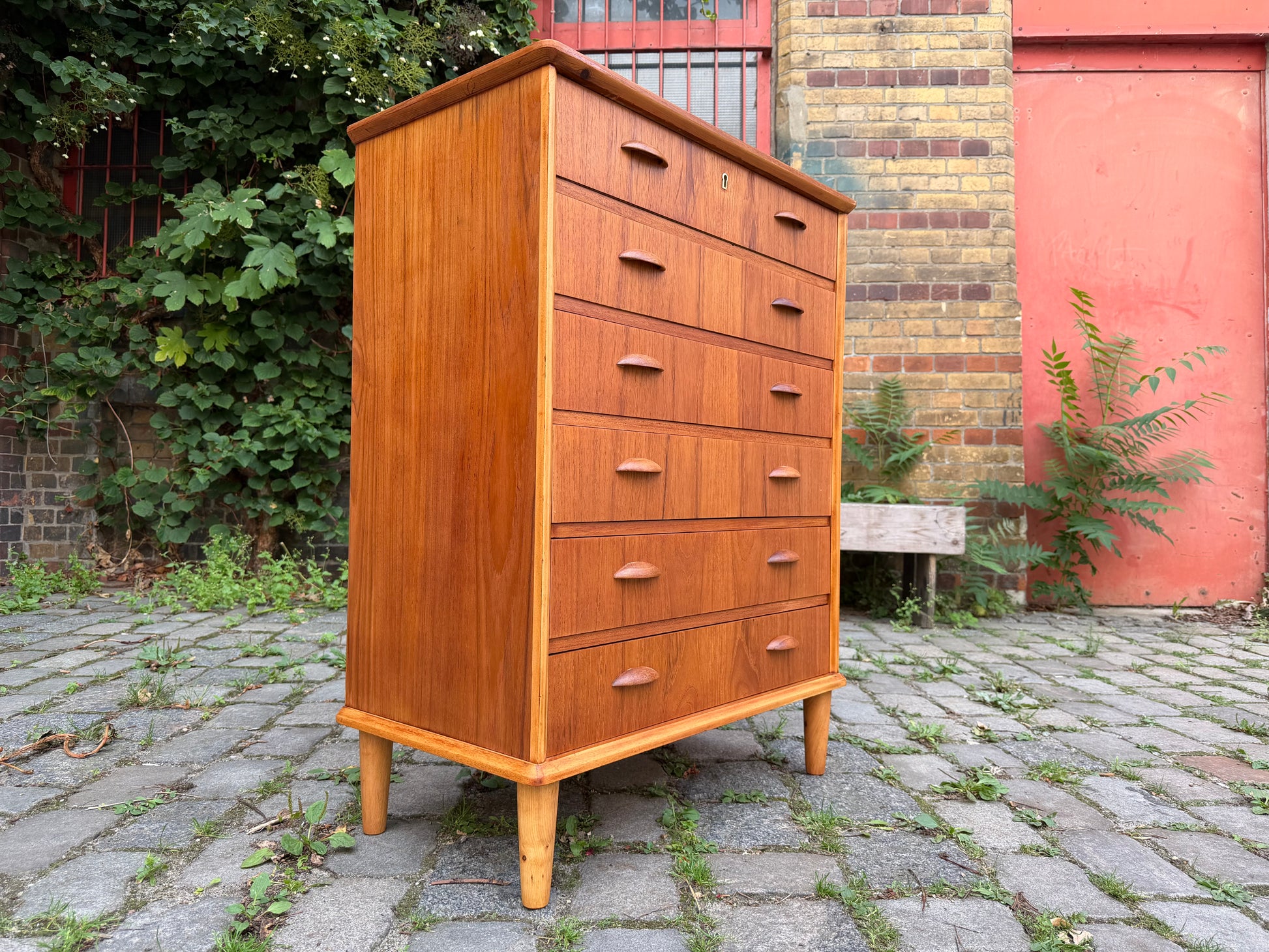 Kommode Teak mit Muschelgriffen aus Dänemark