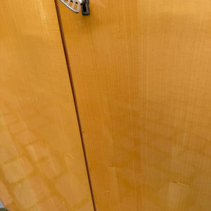 Kleiderschrank Ahorn mit cremefarbener Deckplatte