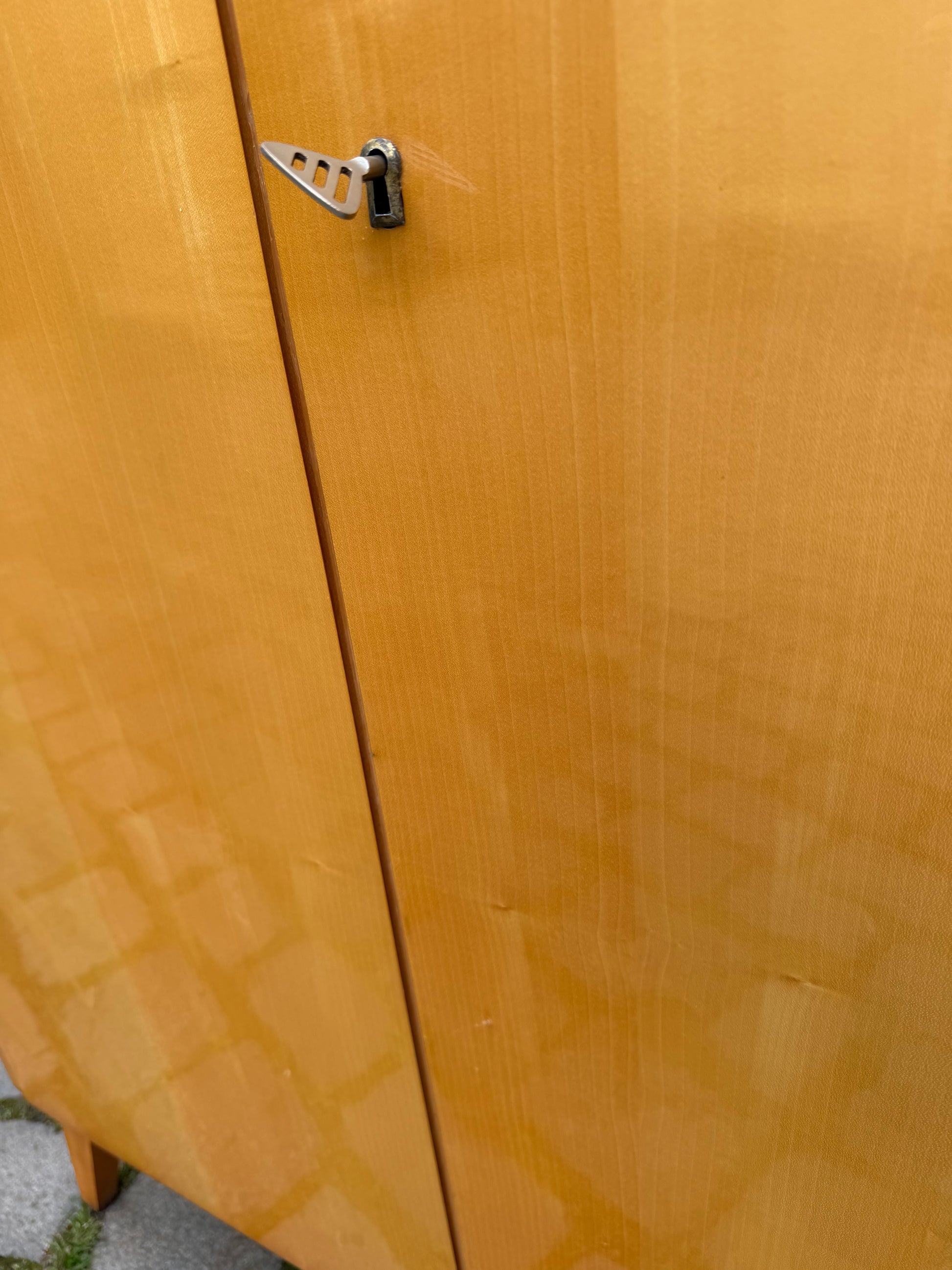 Kleiderschrank Ahorn mit cremefarbener Deckplatte