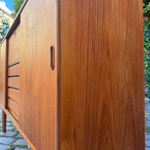 Highboard Teak mit Klappfach & Schiebetüren auf Dänemark